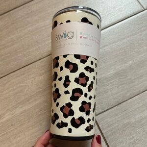 NWT Swig Leopard Print 22 oz Tumbler